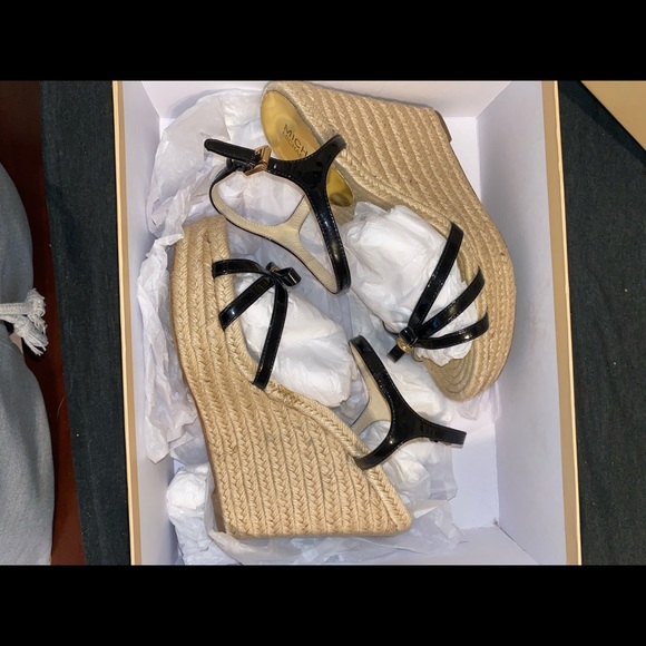 Michael Kors blck patent wedges - Picture 3 of 4